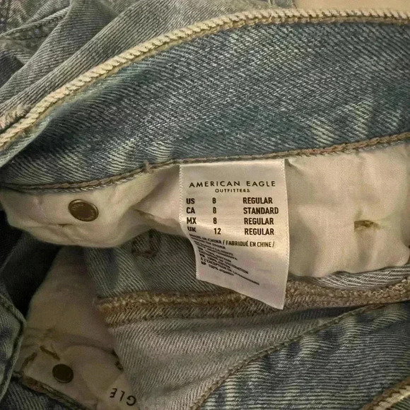 American Eagle Size 8R Ripped Light Wash Mom Jeans - Picture 4 of 5